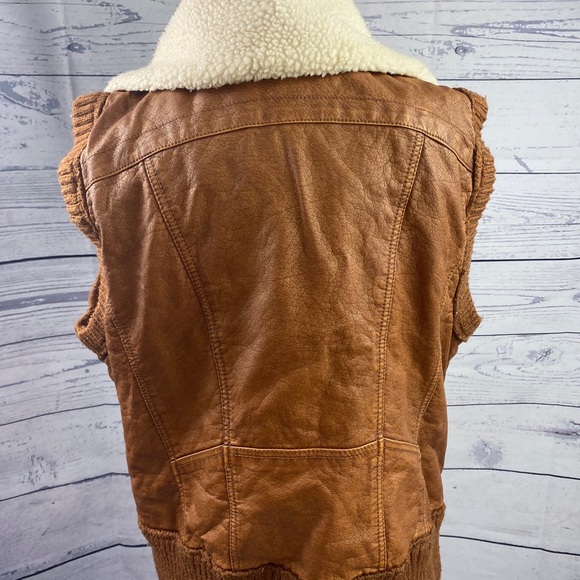 Faux leather tan vest with Sherpa lining - Picture 4 of 8